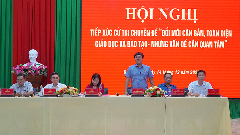 Bí thư Tỉnh ủy, Trưởng Đoàn đại biểu Quốc hội tỉnh Đồng Tháp Lê Quốc Phong phát biểu tại buổi tiếp xúc cử tri. (Ảnh: HỮU NGHĨA)