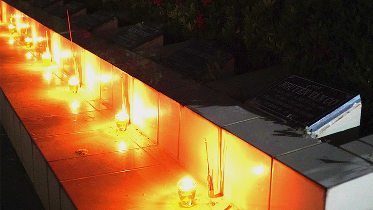 Những ngọn nến tri ân ấm áp sau khi được thắp tại Nghĩa trang liệt sĩ tỉnh Đồng Tháp. (Ảnh: HỮU NGHĨA)
