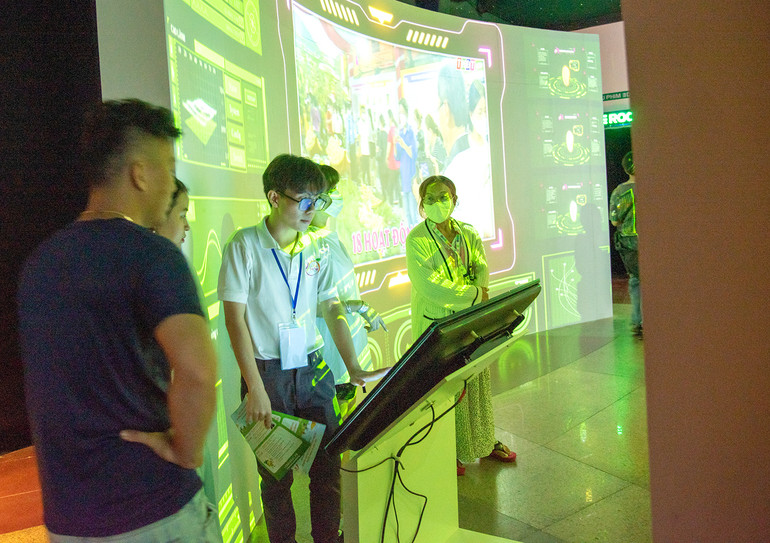 Trải nghiệm không gian thực tế ảo “Vương quốc xoài Đồng Tháp”. Trải nghiệm không gian thực tế ảo “Vương quốc xoài Đồng Tháp”.