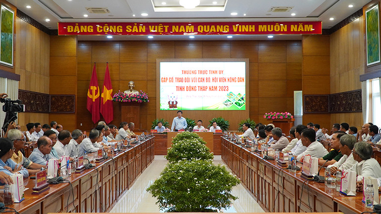 Bí thư Tỉnh ủy Đồng Tháp Lê Quốc Phong phát biểu tại buổi gặp gỡ nông dân. (Ảnh: HỮU NGHĨA)