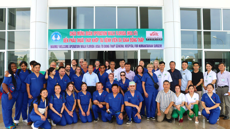 Lãnh đạo tỉnh Đồng Tháp, lãnh đạo Bệnh viện đa khoa Đồng Tháp đón tiếp các thành viên Tổ chức Operation Walk Florida.