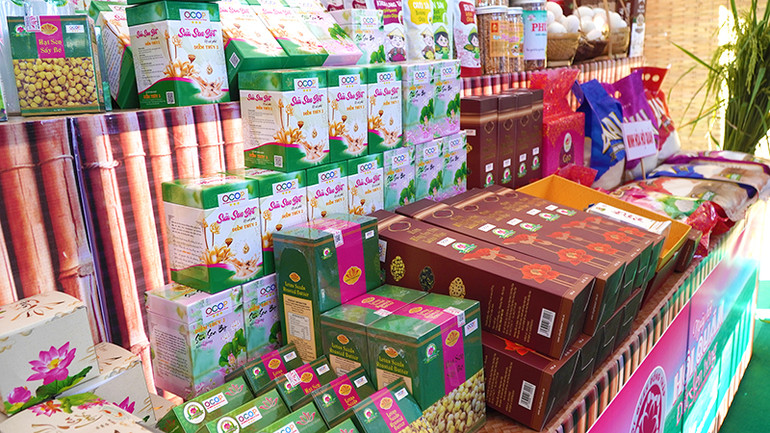 Sản phẩm OCOP huyện Tháp Mười. (Ảnh: HỮU NGHĨA)