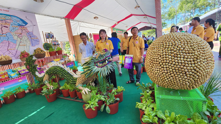 Một gian hàng trang trí khá bắt mắt của huyện Châu Thành, nơi có đặc sản nhãn Châu Thành với hương vị thơm lừng. Đây cũng là địa phương có hội quán đầu tiên trong tỉnh Đồng Tháp.