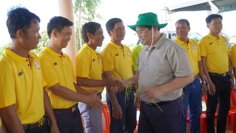 Thủ tướng thăm và làm việc Hợp tác xã dịch vụ nông nghiệp Thắng Lợi, xã Mỹ Đông, huyện Tháp Mười. (Ảnh: HỮU NGHĨA)