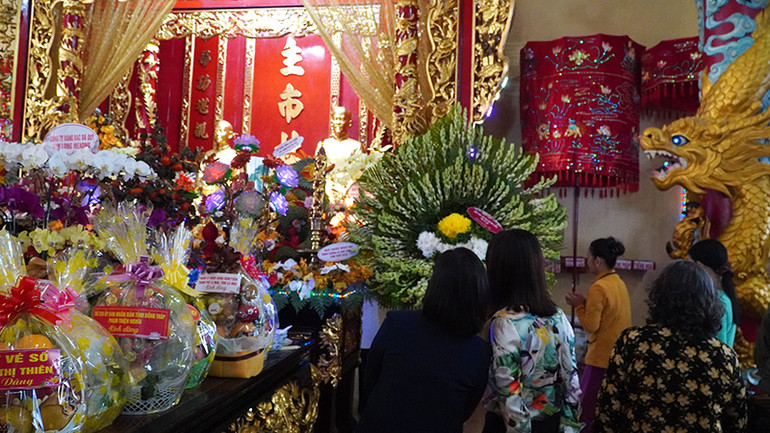 Bà con nhân dân viếng và tham quan Đền thờ ông, bà Đỗ Công Tường.