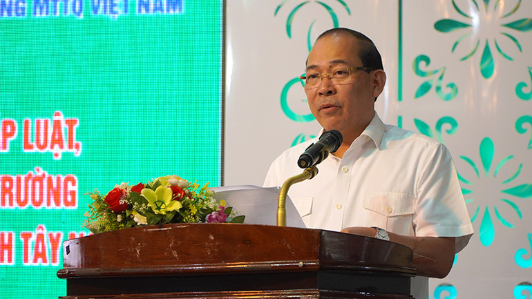 Phó Chủ tịch Ủy ban Trung ương Mặt trận Tổ quốc Việt Nam Hoàng Công Thủy phát biểu tại hội nghị. (Ảnh: HỮU NGHĨA)