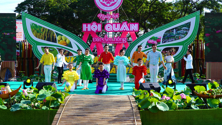 Một tiết mục văn nghệ tại ngày hội. (Ảnh: HỮU NGHĨA)