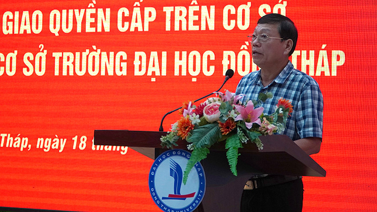 Trưởng Ban Tổ chức Tỉnh ủy Đồng Tháp Trần Văn Cường phát biểu tại buổi trao quyết định. (Ảnh: HỮU NGHĨA)