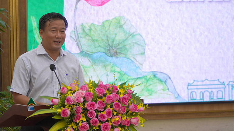 Phó Chủ tịch Ủy ban nhân dân tỉnh Đồng Tháp Nguyễn Phước Thiện thông tin về Hội nghị Hợp tác thương mại và đầu tư giữa Ấn Độ và tỉnh Đồng Tháp.