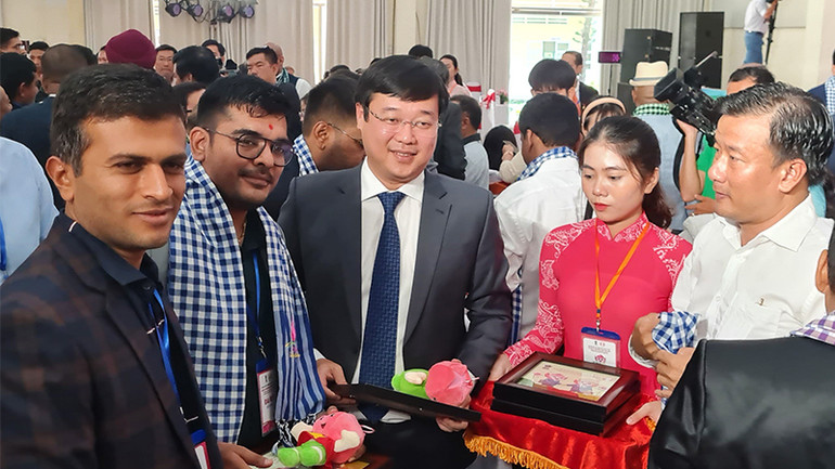 Ủy viên Trung ương Đảng, Bí thư Tỉnh ủy Đồng Tháp Lê Quốc Phong tặng quà cho các doanh nghiệp, nhà đầu tư Ấn Độ.
