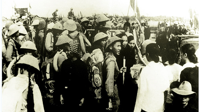 Nhân dân đưa tiễn bộ đội xuống tàu tập kết ra bắc năm 1954 (bến sông trước Dinh Quận Cao Lãnh). (Ảnh: Bảo tàng tỉnh Đồng Tháp)