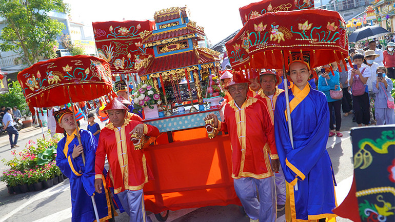 Nghi thức Nghinh sắc diễn ra tại một số tuyến đường của thành phố Cao Lãnh.