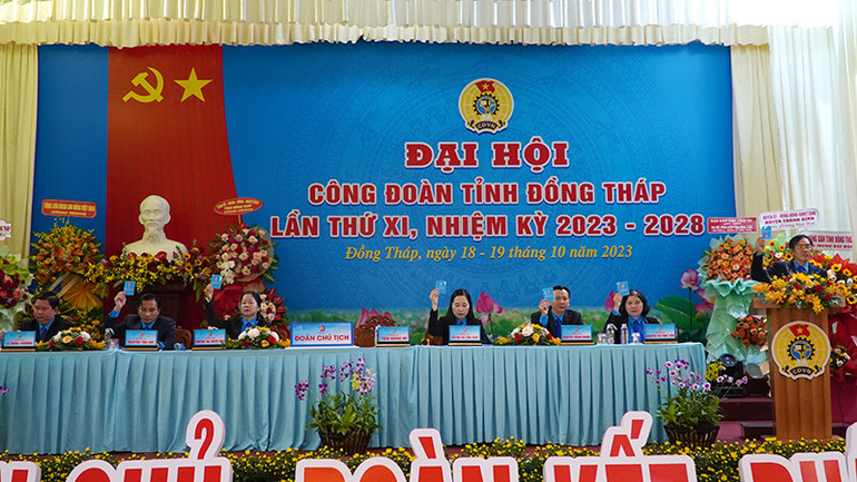 Đoàn Chủ tịch. (Ảnh: HỮU NGHĨA)