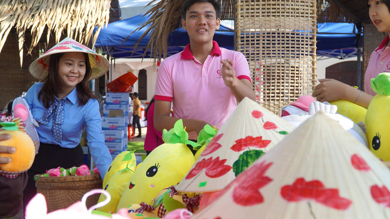 Gian hàng Quà tặng Đồng Tháp cũng thu hút nhiều bạn trẻ tại ngày hội. (Ảnh: HỮU NGHĨA)