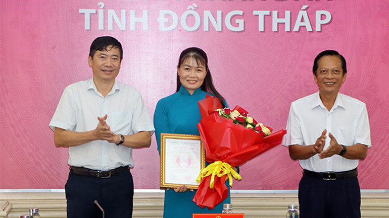 Chủ tịch Ủy ban nhân dân tỉnh Đồng Tháp trao quyết định chúc mừng bà Phạm Thị Ngọc Đào. (Ảnh: VIỆT TIẾN) Chủ tịch Ủy ban nhân dân tỉnh Đồng Tháp trao quyết định chúc mừng bà Phạm Thị Ngọc Đào. (Ảnh: VIỆT TIẾN)