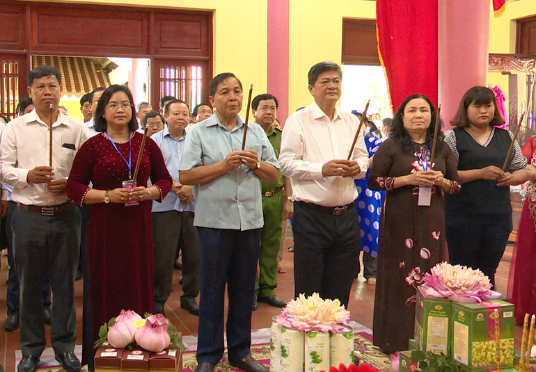 Đại biểu dâng hương viếng Bà Chúa Xứ tại Gò Tháp. (Ảnh: HOÀNG KHA)