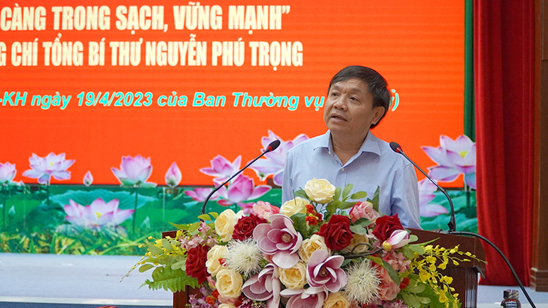 Phó Bí thư Thường trực Tỉnh ủy Đồng Tháp Phan Văn Thắng phát biểu tại hội nghị.
