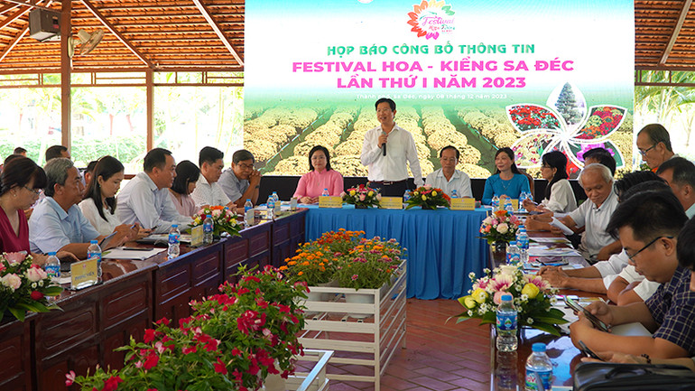 Phó Chủ tịch Ủy ban nhân dân tỉnh Đồng Tháp Huỳnh Minh Tuấn phát biểu tại buổi họp báo. (Ảnh: HỮU NGHĨA)