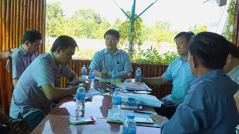 Bí thư Tỉnh ủy Đồng Tháp Lê Quốc Phong làm việc với Vườn Quốc gia Tràm Chim và các sở, ngành liên quan trong chuyến khảo sát. (Ảnh: HỮU NGHĨA)