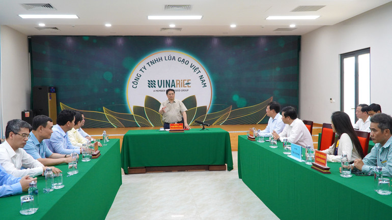 Thủ tướng thăm và làm việc với tập thể lãnh đạo quản lý Nhà máy chế biến lúa gạo, Công ty Trách nhiệm hữu hạn lúa gạo Việt Nam. (Ảnh: HỮU NGHĨA)