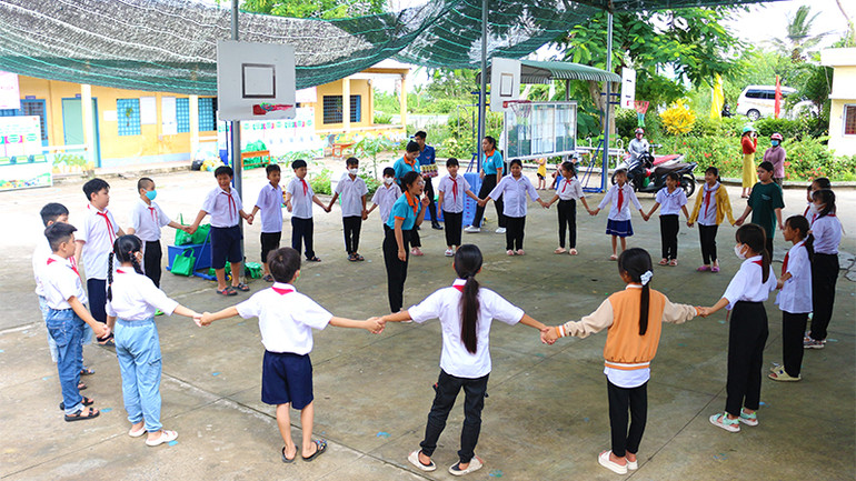 Tình nguyện viên dạy tiếng Anh thông qua trò chơi tại huyện Tháp Mười, tỉnh Đồng Tháp.