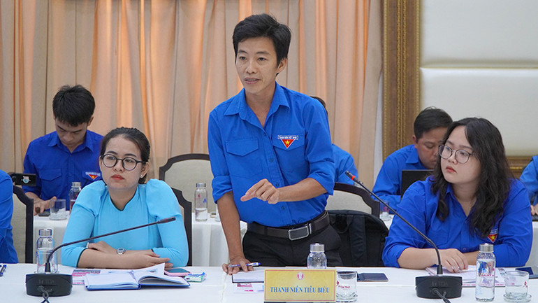 Đoàn viên chia sẻ tại buổi gặp gỡ Chủ tịch Ủy ban nhân dân tỉnh Đồng Tháp. (Ảnh: HỮU NGHĨA) Đoàn viên chia sẻ tại buổi gặp gỡ Chủ tịch Ủy ban nhân dân tỉnh Đồng Tháp. (Ảnh: HỮU NGHĨA)