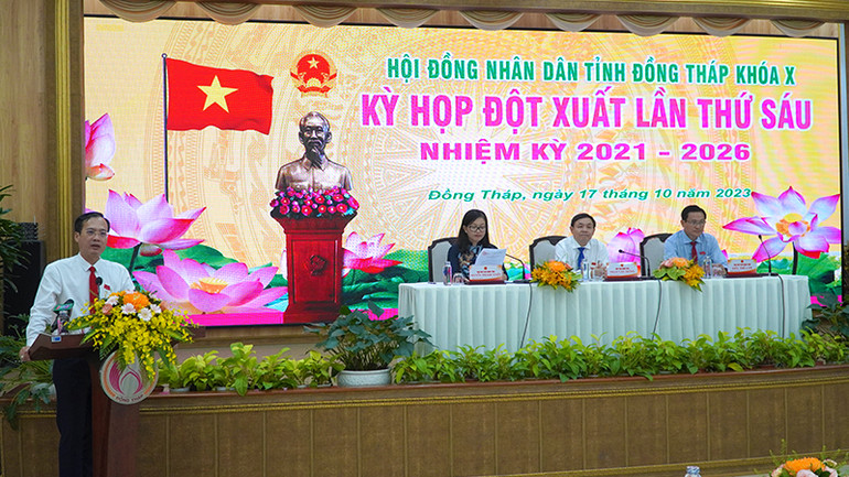 Ông Trần Trí Quang phát biểu sau khi được bầu giữ chức danh Phó Chủ tịch Ủy ban nhân dân tỉnh. (Ảnh: HỮU NGHĨA)