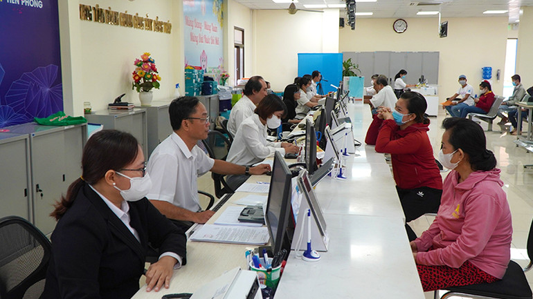 Nhiều người dân đến làm thủ tục hành chính tại Trung tâm Hành chính công.