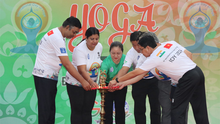 Lãnh đạo tỉnh Đồng Tháp và Lãnh sự Ấn Độ tại Thành phố Hồ Chí Minh thực hiện nghi thức thắp đèn truyền thống của Ấn Độ. (Ảnh: CTTĐT Đồng Tháp) Lãnh đạo tỉnh Đồng Tháp và Lãnh sự Ấn Độ tại Thành phố Hồ Chí Minh thực hiện nghi thức thắp đèn truyền thống của Ấn Độ. (Ảnh: CTTĐT Đồng Tháp)