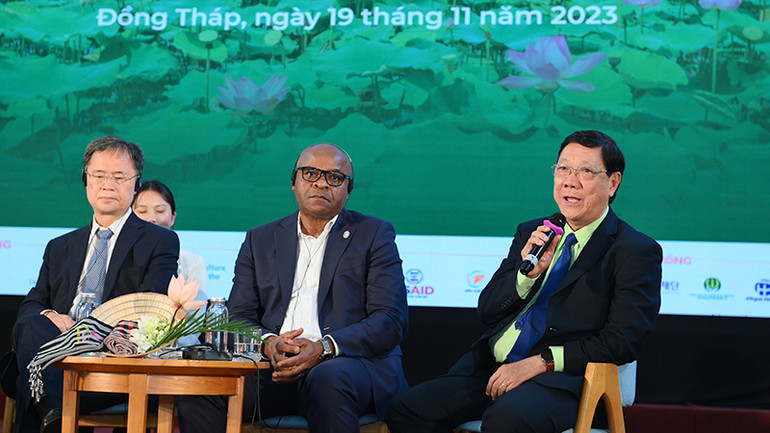 Quang cảnh của một phiên tọa đàm. Quang cảnh của một phiên tọa đàm.