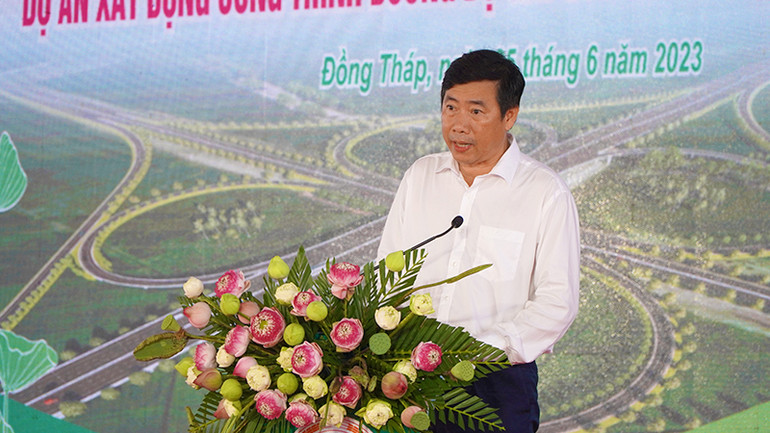 Chủ tịch Ủy ban nhân dân tỉnh Đồng Tháp Phạm Thiện Nghĩa phát biểu tại buổi lễ.