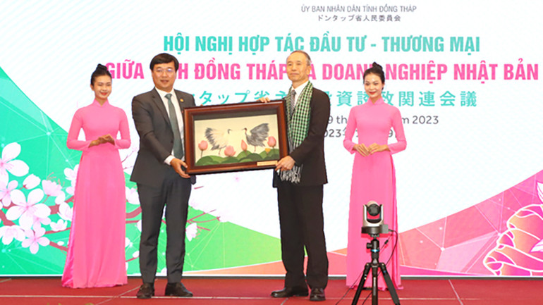 Bí thư Tỉnh ủy Đồng Tháp Lê Quốc Phong trao bức tranh về Sếu đầu đỏ được kết từ hoa sen Đồng Tháp cho ngài Tổng Lãnh sự Nhật Bản tại Thành phố Hồ Chí Minh. (Ảnh: NGUYỆT ÁNH)