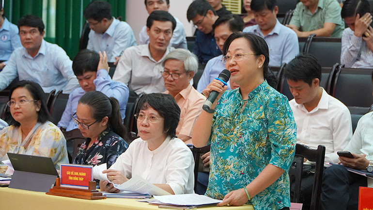 Giám đốc Sở Giáo dục và Đào tạo tỉnh Đồng Tháp Nguyễn Thúy Hà giải trình tại buổi tiếp xúc. (Ảnh: HỮU NGHĨA)