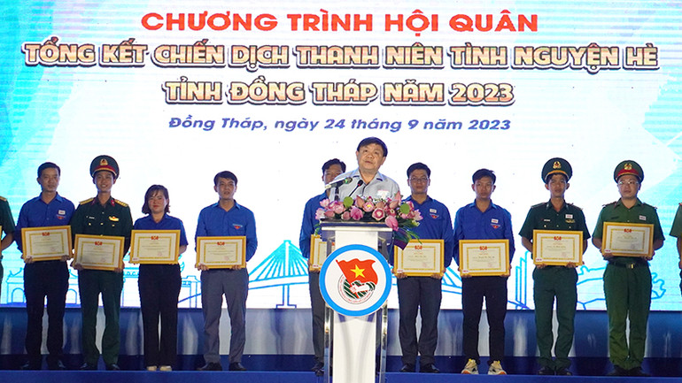 Phó Bí thư Thường trực Tỉnh ủy Đồng Tháp Phan Văn Thắng phát biểu tại chương trình.