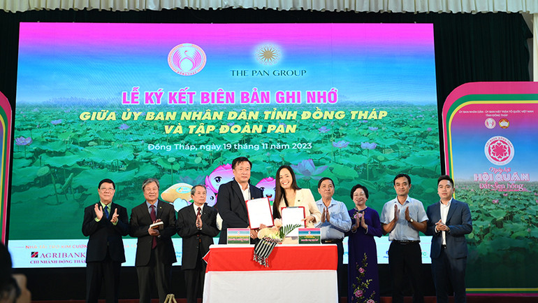 Ký kết biên bản ghi nhớ hợp tác giữa tỉnh Đồng Tháp và Công ty cổ phần tập đoàn Pan về việc triển khai Đề án “Nâng cao thu nhập người trồng lúa”. Ký kết biên bản ghi nhớ hợp tác giữa tỉnh Đồng Tháp và Công ty cổ phần tập đoàn Pan về việc triển khai Đề án “Nâng cao thu nhập người trồng lúa”.