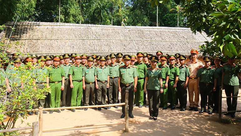 Đoàn Công an tỉnh Đồng Tháp tham quan Khu di tích lịch sử văn hóa Kim Liên ở tỉnh Nghệ An.