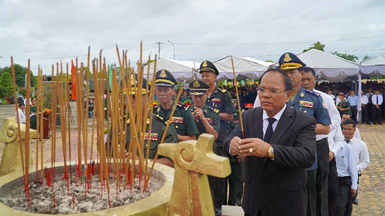 Đoàn đại biểu dâng hương tưởng niệm. (Ảnh: HỮU NGHĨA)
