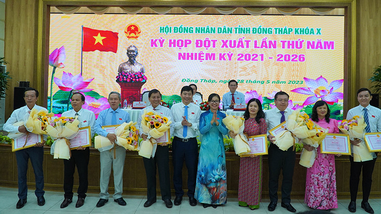 Khen thưởng các cá nhân có thành tích xuất sắc.