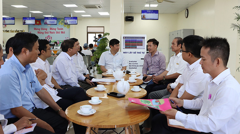 Lãnh đạo tỉnh Đồng Tháp và các sở, ngành liên quan gặp gỡ doanh nghiệp. (Ảnh: NGUYỆT ÁNH)