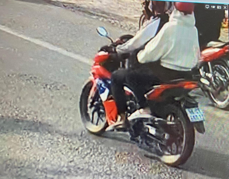 Nam thanh niên điều khiển xe mô-tô gây tai nạn. (Ảnh: Cắt từ camera) Nam thanh niên điều khiển xe mô-tô gây tai nạn. (Ảnh: Cắt từ camera)