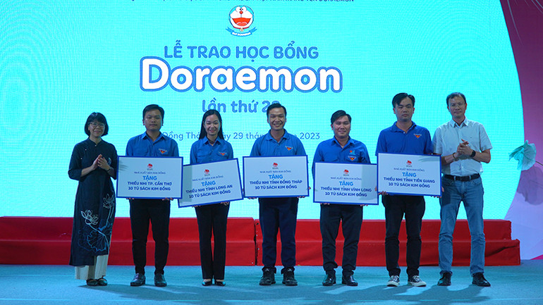 Nhà xuất bản Kim Đồng trao tặng 50 tủ sách Kim Đồng cho thiếu nhi 5 tỉnh, thành phố. (Ảnh: HỮU NGHĨA)