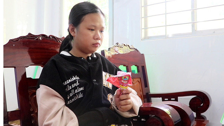 Em Nguyễn Ngọc Nguyên được các nhân viên chăm sóc ngay khi đến Trung tâm Bảo trợ xã hội tổng hợp tỉnh. (Ảnh: THUÝ NHI)