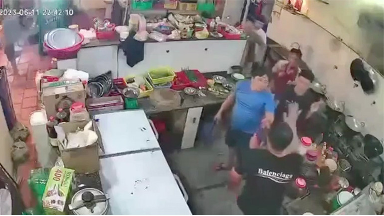 Vụ việc được camera quán nhậu ghi lại.