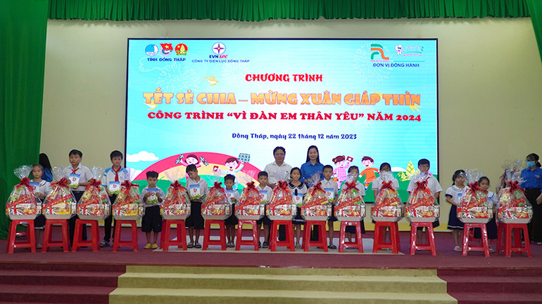 Trao quà cho thiếu nhi. (Ảnh: HỮU NGHĨA)