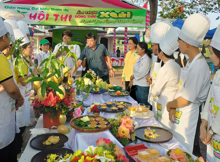 Hội thi ẩm thực xoài đã chế biến hàng chục món ăn mới lạ từ nguyên liệu xoài. Hội thi ẩm thực xoài đã chế biến hàng chục món ăn mới lạ từ nguyên liệu xoài.