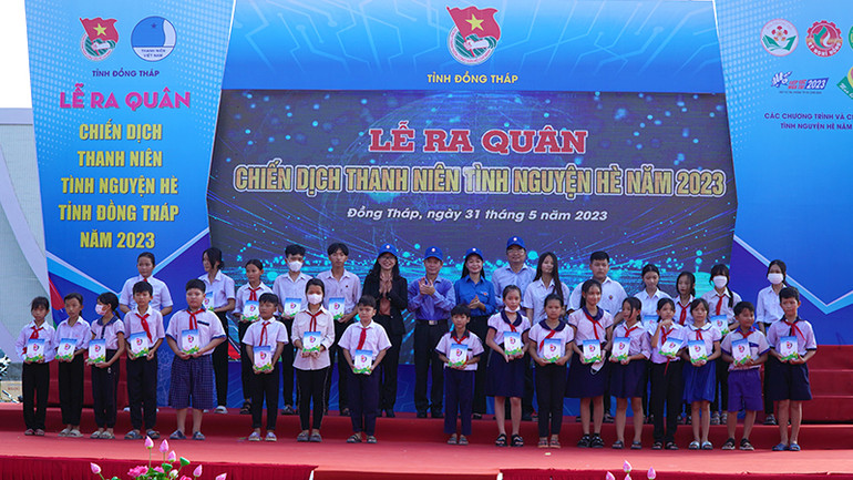 Trao tặng quà cho học sinh tại lễ ra quân.