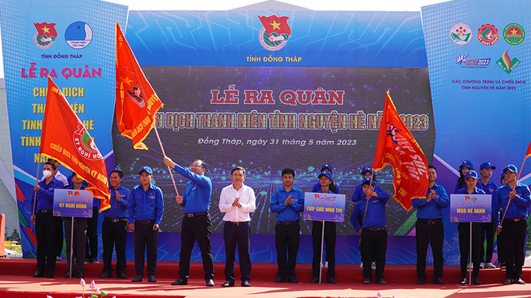 Lãnh đạo tỉnh Đồng Tháp trao cờ lệnh ra quân cho Ban Chỉ huy các Chương trình, Chiến dịch Thanh niên tình nguyện Hè năm 2023.
