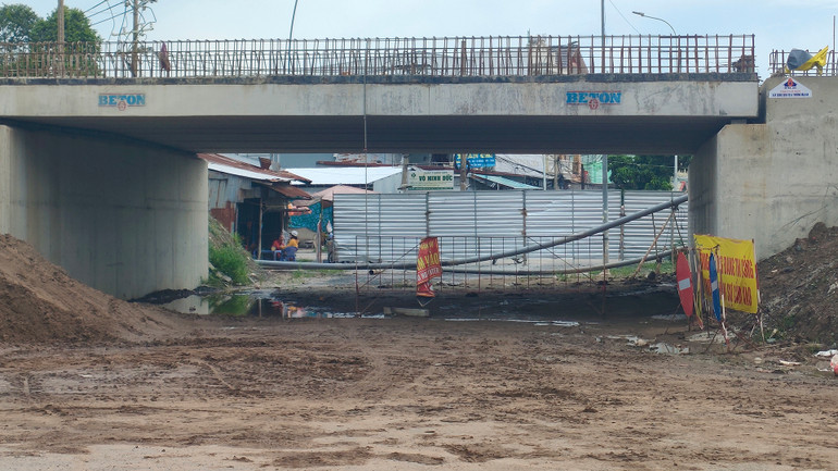Một đoạn đi qua phường Mỹ Phú thi công không rào chắn gây mất an toàn. Một đoạn đi qua phường Mỹ Phú thi công không rào chắn gây mất an toàn.