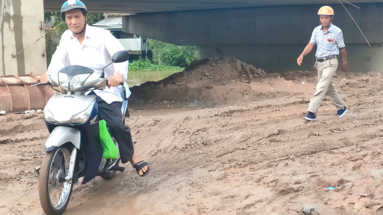 Trước đây, nơi này là đường đan. Sau khi thi công mố cầu, khoảng 1 tháng nay đường bị dời ra ngoài bờ sông Mương Khai (ấp 1, xã Mỹ Trà). Trở thành đường đất, việc đi lại khó khăn khiến người dân ngán ngẩm khi đi qua đoạn đường này. Trước đây, nơi này là đường đan. Sau khi thi công mố cầu, khoảng 1 tháng nay đường bị dời ra ngoài bờ sông Mương Khai (ấp 1, xã Mỹ Trà). Trở thành đường đất, việc đi lại khó khăn khiến người dân ngán ngẩm khi đi qua đoạn đường này.