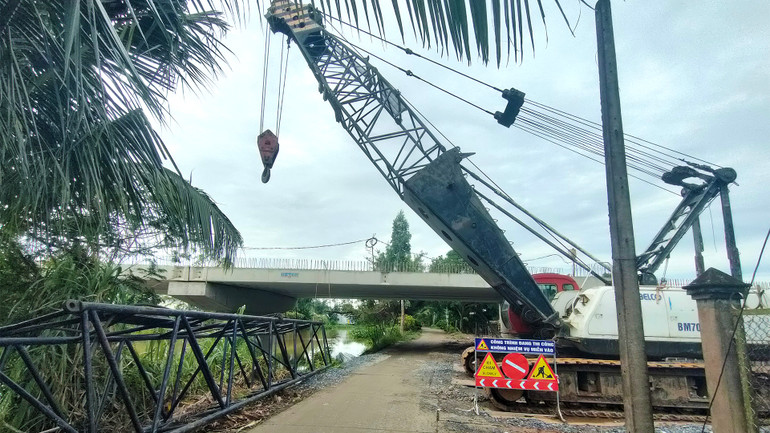 Xe thi công đậu đỗ gây mất an toàn giao thông, khi mà cần cẩu chắn giữa đường, "chực chờ" trên đầu. Xe thi công đậu đỗ gây mất an toàn giao thông, khi mà cần cẩu chắn giữa đường, "chực chờ" trên đầu.